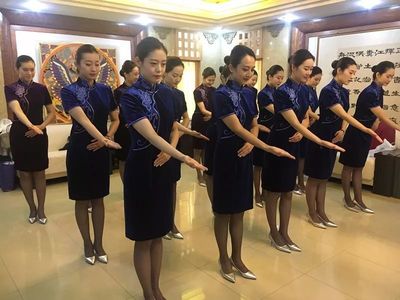 提升禮儀素養(yǎng)，樹立職業(yè)形象 山航空乘助力全國(guó)質(zhì)量管理小組活動(dòng)40周年紀(jì)念大會(huì)